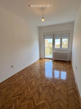 ज़रेंजेनिन, सर्बिया में नवीनीकरण के बाद 74 वर्ग मीटर का अपार्टमेंट