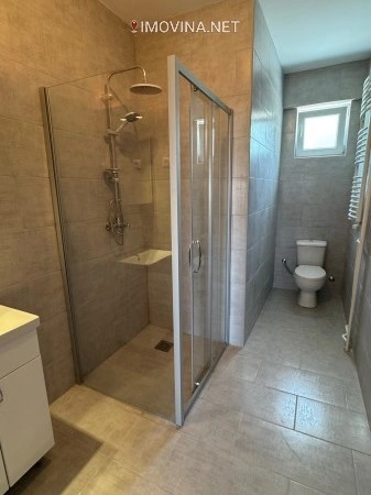 ज़रेंजेनिन, सर्बिया में नवीनीकरण के बाद 74 वर्ग मीटर का अपार्टमेंट