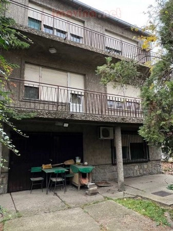 ज़रेनजानिन, सर्बिया में टेरेस के साथ 378 m2 का बड़ा घर