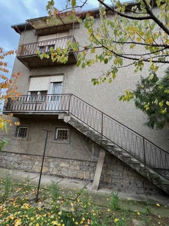 ज़रेनजानिन, सर्बिया में टेरेस के साथ 378 m2 का बड़ा घर