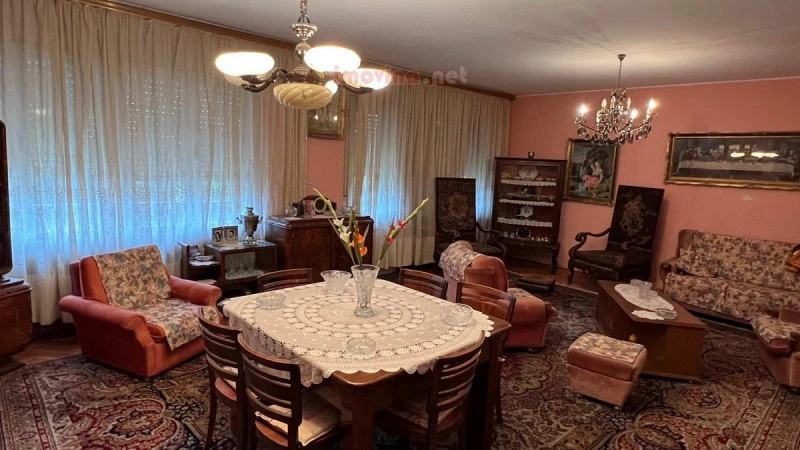 ज़रेनजानिन, सर्बिया में टेरेस के साथ 378 m2 का बड़ा घर