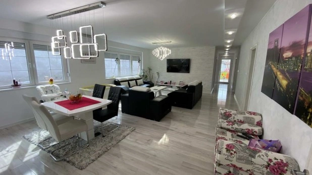 ज़्रेन्जानिन, सेर्बिया में आकर्षक 5+1 घर