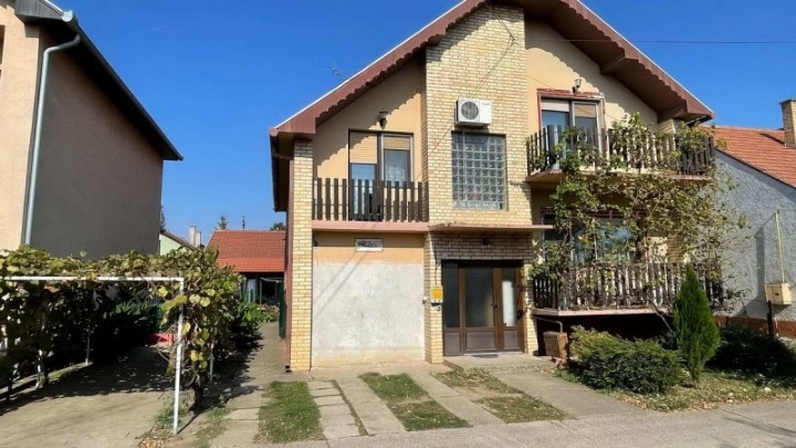 منزل جميل بمساحة 200 م² وجميع المرافق في زرينجانين، صربيا