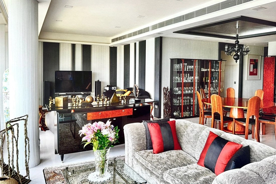 Apartment 4+1 with open parking space in Singapore City, Singapore