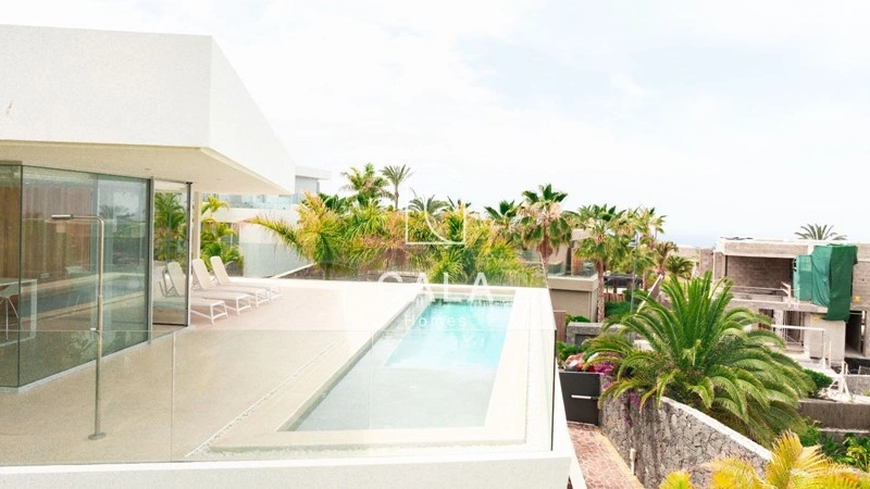 西班牙圣克鲁斯(特内里费岛)带露台的10+1户型住宅