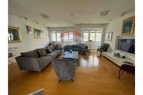 ओसिएक, क्रोएशिया में विशाल 3-बेडरूम पेंटहाउस