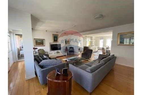 ओसिएक, क्रोएशिया में विशाल 3-बेडरूम पेंटहाउस