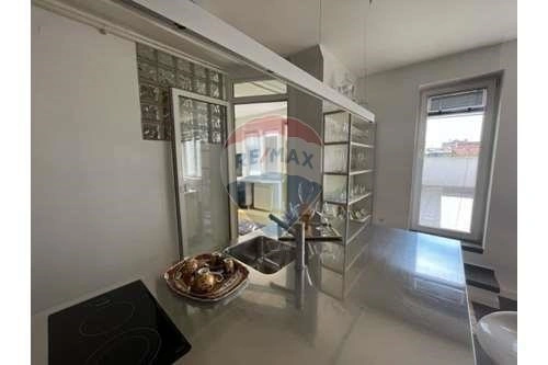 ओसिएक, क्रोएशिया में विशाल 3-बेडरूम पेंटहाउस