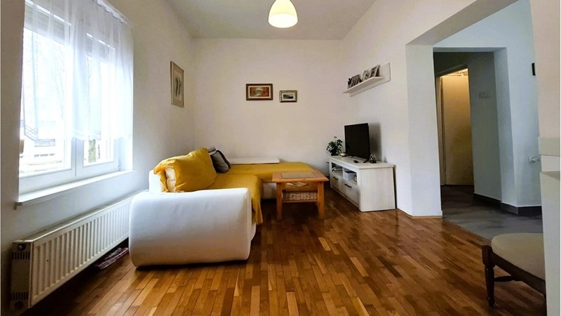 कार्लोवाक, क्रोएशिया में नवीनीकरण के बाद का 49 मी² का आरामदायक अपार्टमेंट