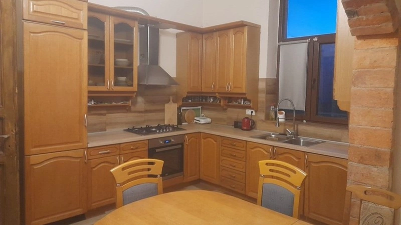 卡尔洛瓦茨温馨三居室公寓