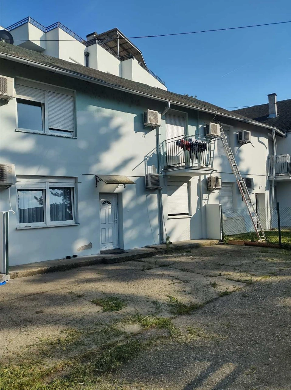 塞尔维亚诺维萨德带停车位的三居复式公寓