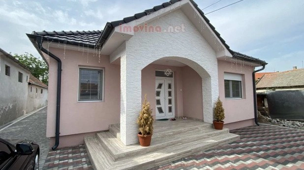 منزل 204 m2 مع موقف سيارات في زرنجانين، صربيا