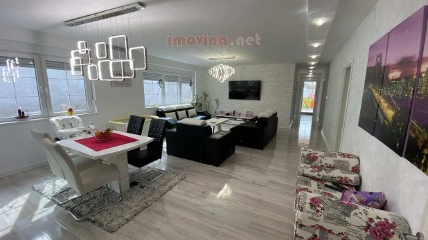 منزل 204 m2 مع موقف سيارات في زرنجانين، صربيا