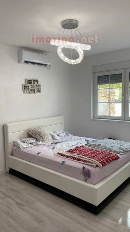 منزل 204 m2 مع موقف سيارات في زرنجانين، صربيا