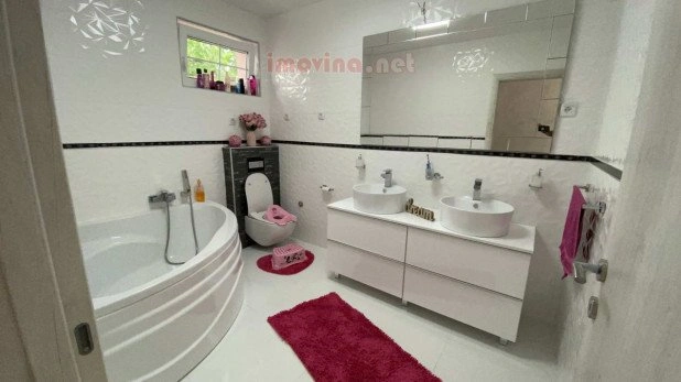 منزل 204 m2 مع موقف سيارات في زرنجانين، صربيا