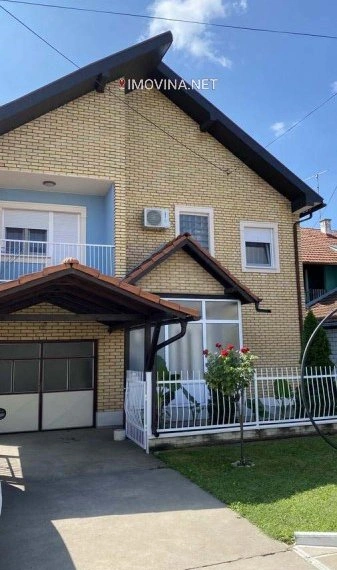 منزل 200 m2 مع مرآب في زرينجانين، صربيا