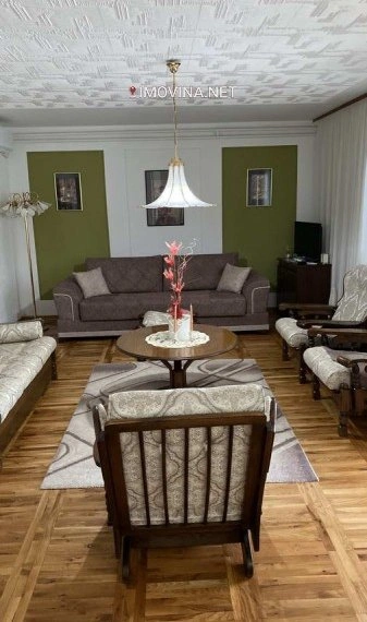 منزل 200 m2 مع مرآب في زرينجانين، صربيا