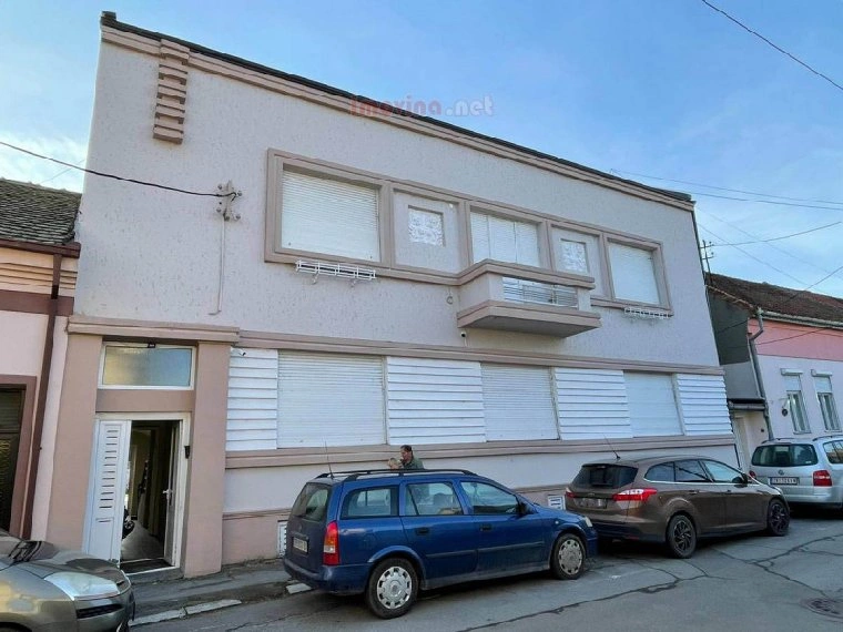 منزل بمساحة 400 m2 مع مسبح مفتوح في زرينيانين، صربيا