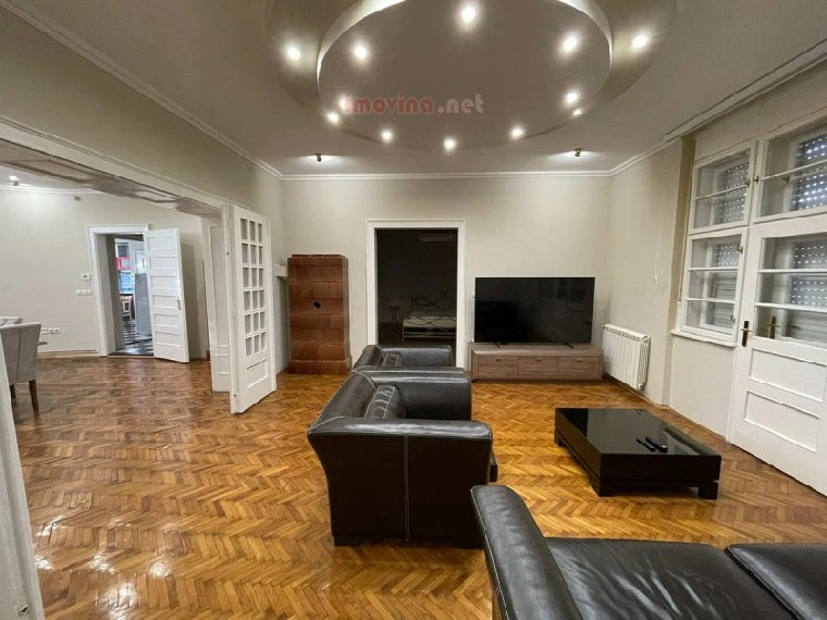 منزل بمساحة 400 m2 مع مسبح مفتوح في زرينيانين، صربيا