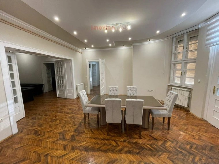 منزل بمساحة 400 m2 مع مسبح مفتوح في زرينيانين، صربيا