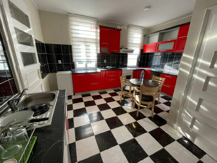 منزل بمساحة 400 m2 مع مسبح مفتوح في زرينيانين، صربيا