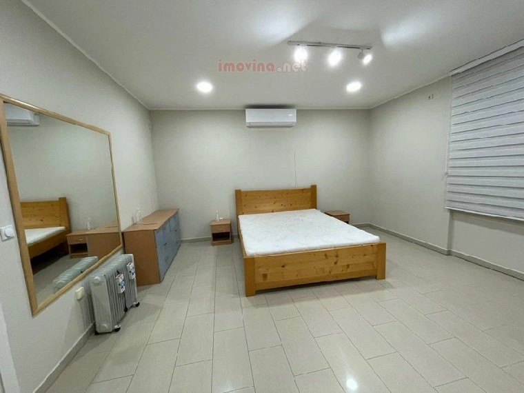 منزل بمساحة 400 m2 مع مسبح مفتوح في زرينيانين، صربيا