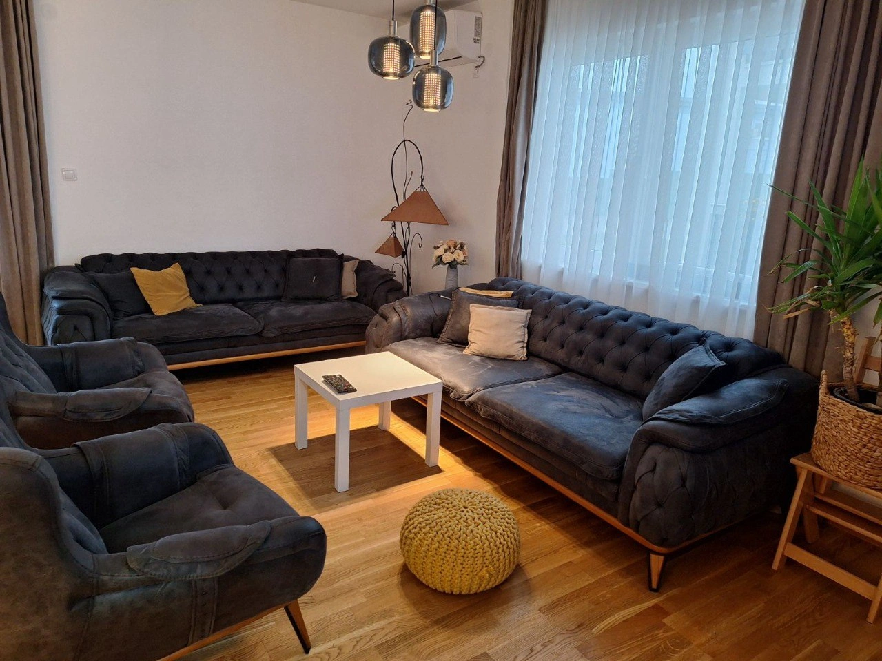 شقة بمساحة 95 م² مع موقف خارجي في نوفي ساد، صربيا