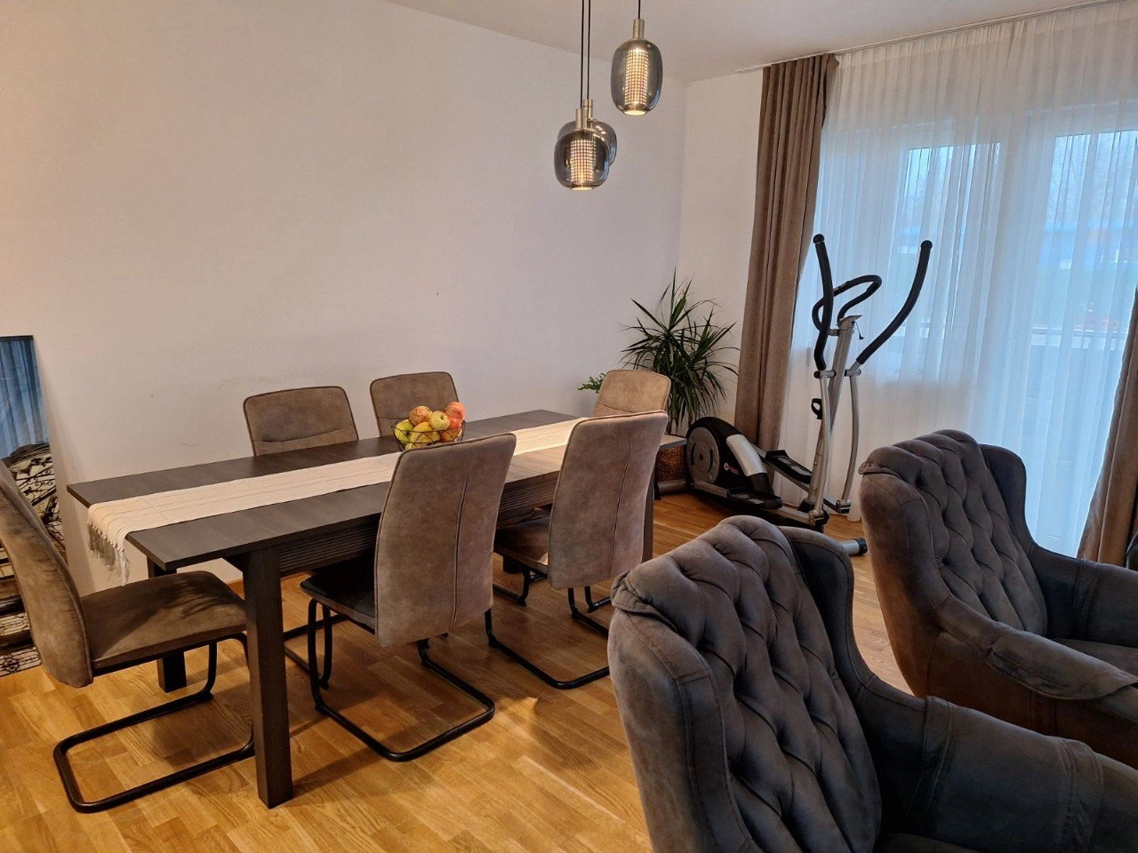 شقة بمساحة 95 م² مع موقف خارجي في نوفي ساد، صربيا