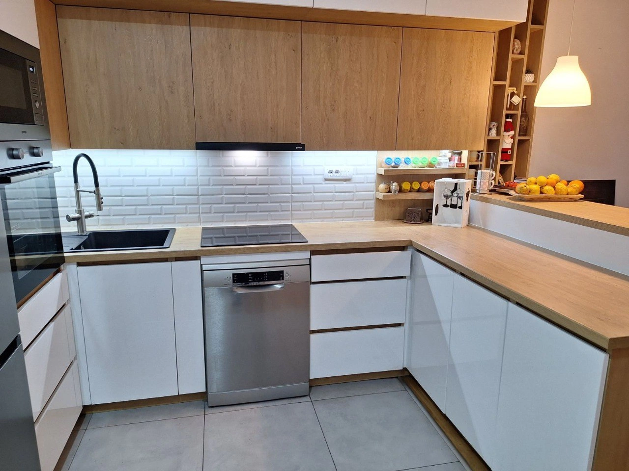 شقة بمساحة 95 م² مع موقف خارجي في نوفي ساد، صربيا