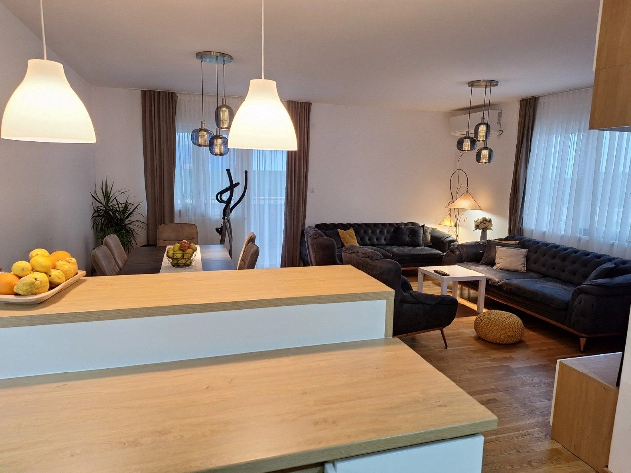 شقة بمساحة 95 م² مع موقف خارجي في نوفي ساد، صربيا