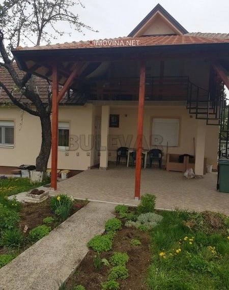 Casa de 2 dormitorios con plaza de aparcamiento en Kragujevac, Serbia