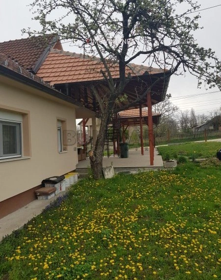 Casa de 2 dormitorios con plaza de aparcamiento en Kragujevac, Serbia