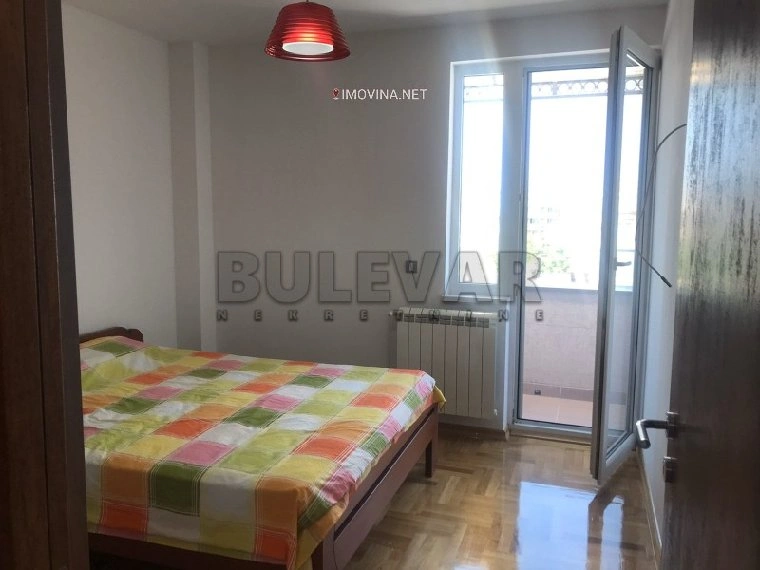 Kragujevac, Sırbistan'da açık park yeri olan 148 m2 daire