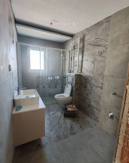 Dúplex de 3 dormitorios con aparcamiento en Kragujevac, Serbia