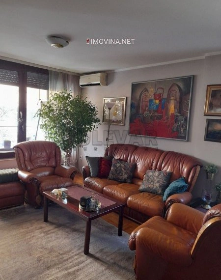 دوبلكس 151 م² مع شرفة في كراجيفتسا، صربيا