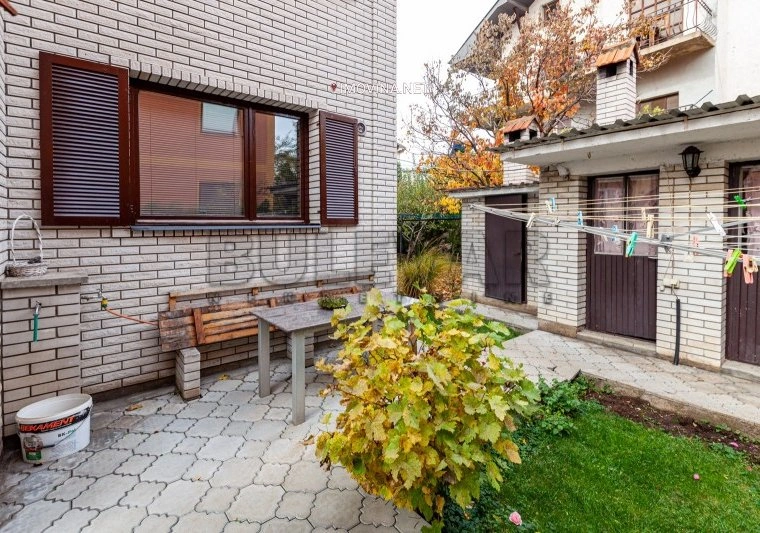 منزل بمساحة 560 m2 مع حديقة في نيش، صربيا