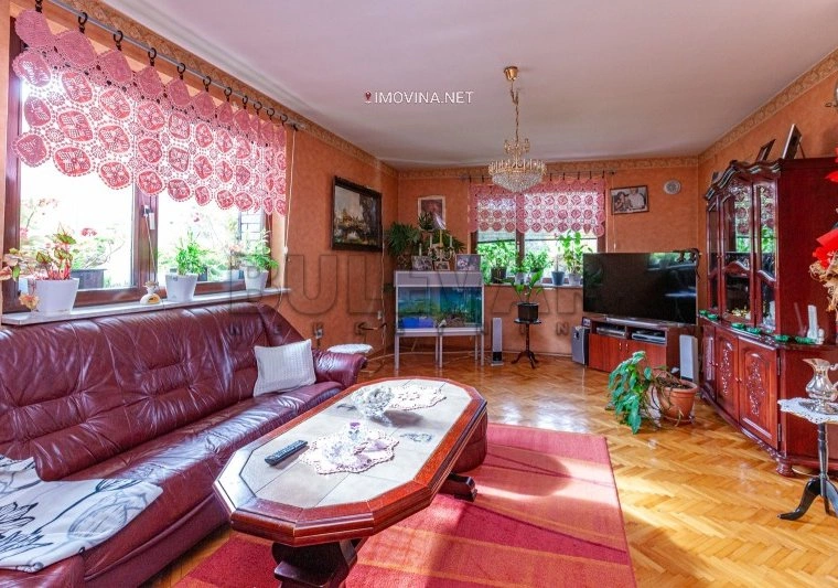 منزل بمساحة 560 m2 مع حديقة في نيش، صربيا