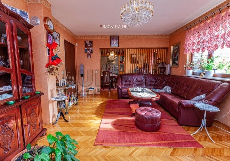 منزل بمساحة 560 m2 مع حديقة في نيش، صربيا