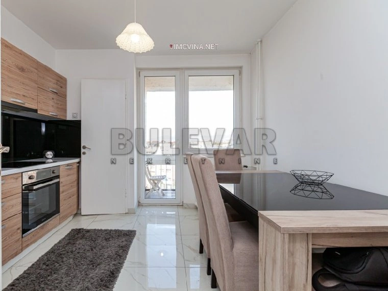 شقة بمساحة 91 م² مع مصعد في نيش، صربيا