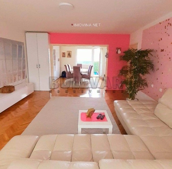 شقة مكونة من 3 غرف نوم مع تراس في نيش، صربيا