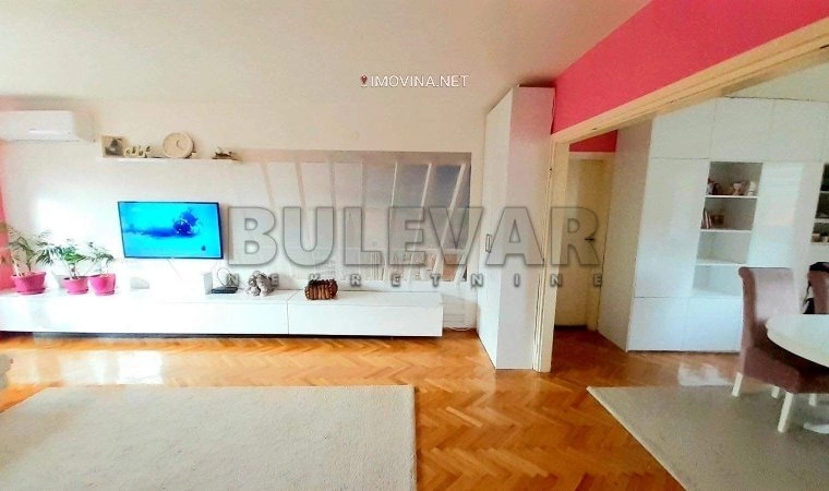 شقة مكونة من 3 غرف نوم مع تراس في نيش، صربيا