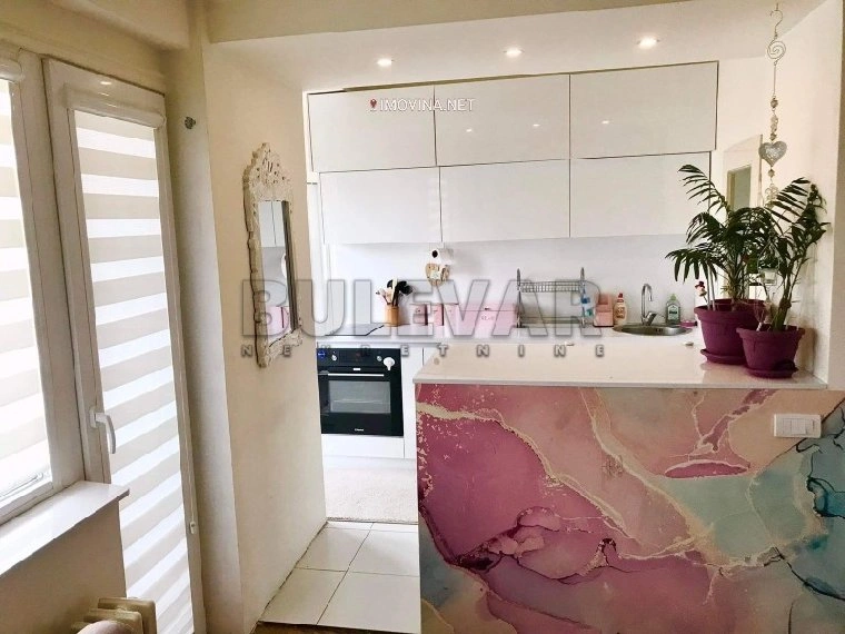 شقة مكونة من 3 غرف نوم مع تراس في نيش، صربيا