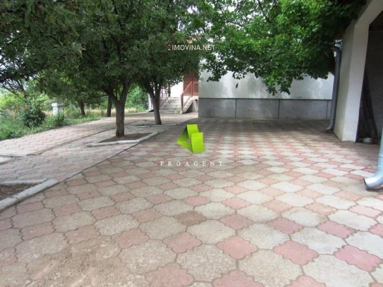 منزل مكوَّن من 4 غرف نوم مع مرآب في نيش، صربيا