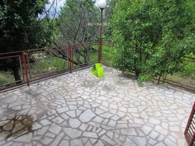 منزل مكوَّن من 4 غرف نوم مع مرآب في نيش، صربيا