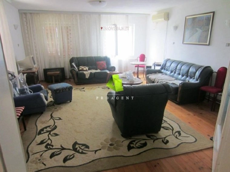 منزل مكوَّن من 4 غرف نوم مع مرآب في نيش، صربيا