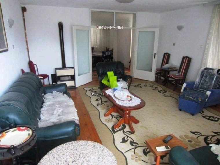 منزل مكوَّن من 4 غرف نوم مع مرآب في نيش، صربيا