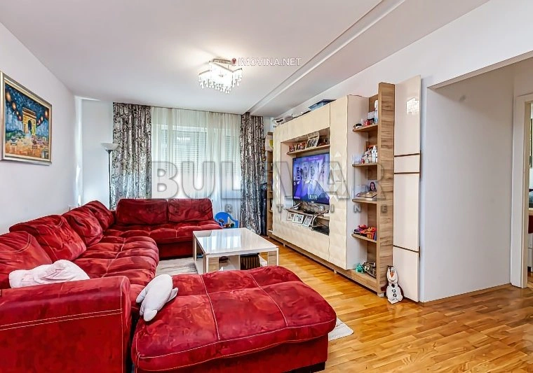 شقة بمساحة 83 م² مع مصعد في نيش، صربيا