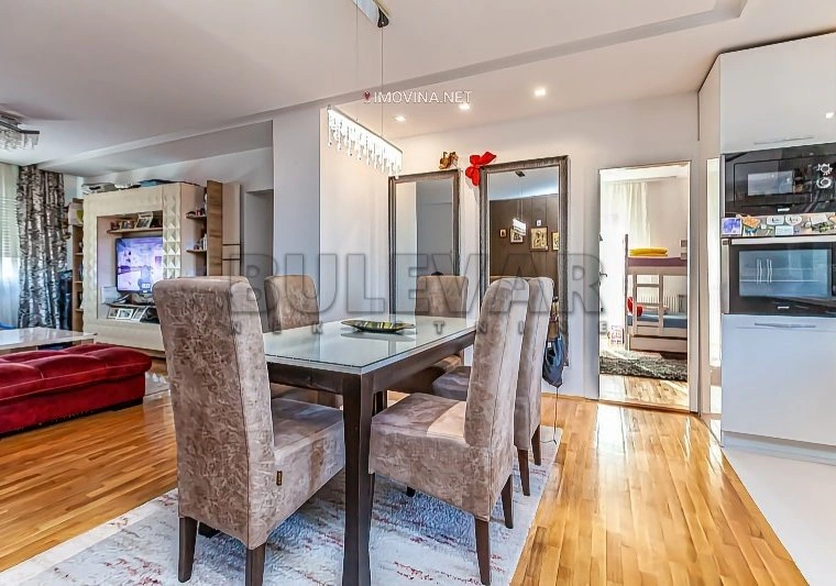 شقة بمساحة 83 م² مع مصعد في نيش، صربيا