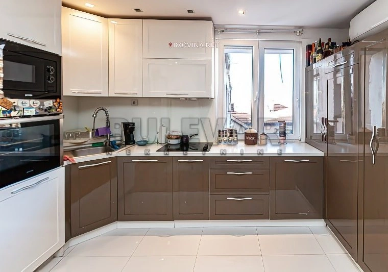 شقة بمساحة 83 م² مع مصعد في نيش، صربيا