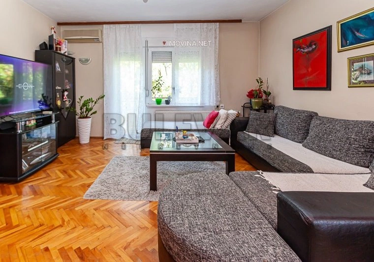 منزل بمساحة 186 م² مع مدفأة في نيش، صربيا